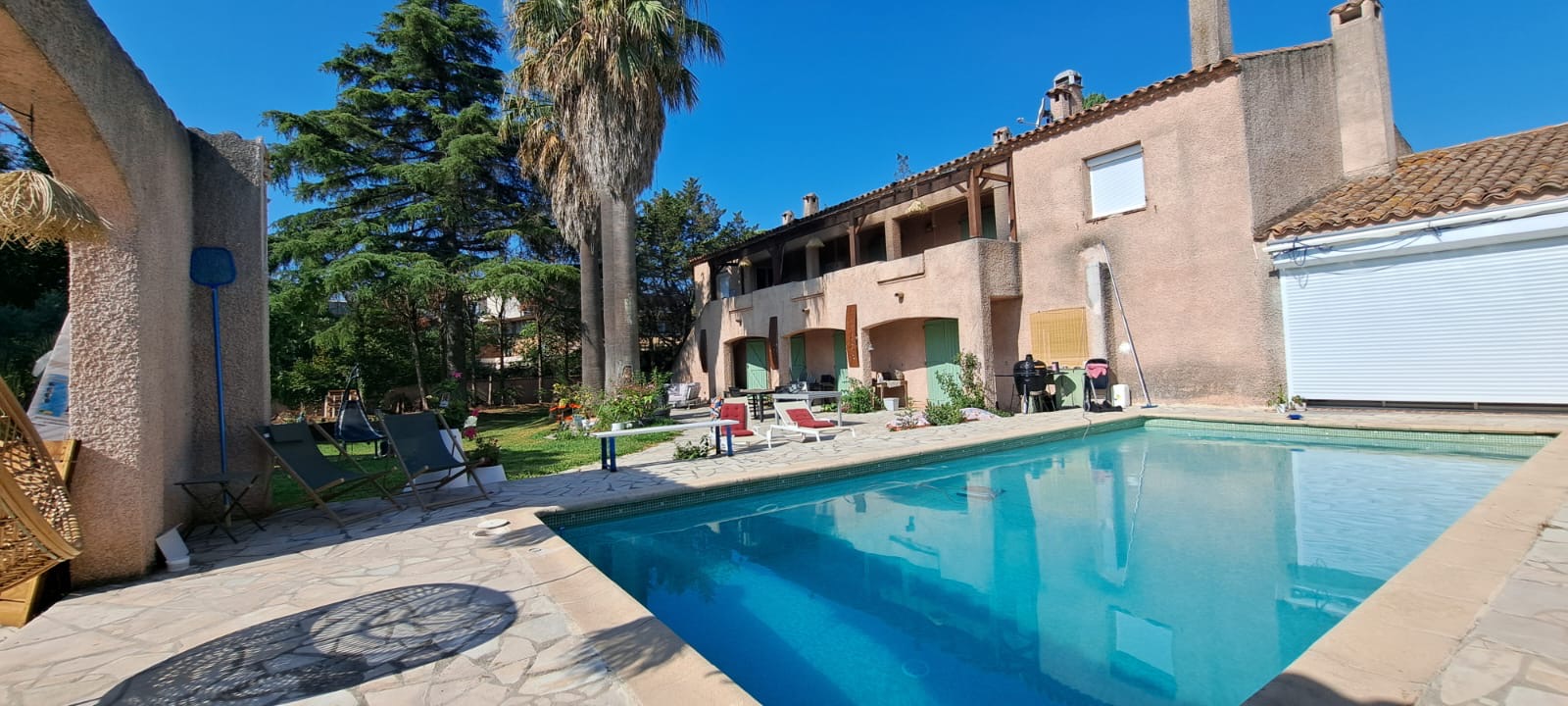 vue du jardin et de la piscine